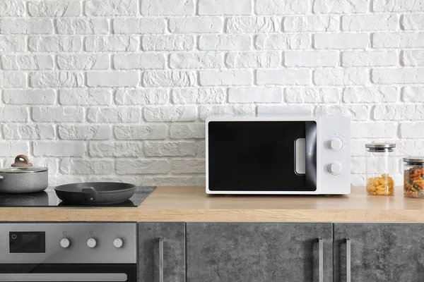 Современная микроволновая печь на кухне — стоковое фото