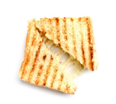 Beyaz arka planda peynirli lezzetli sandviçler.