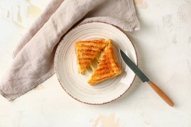 Tabakta lezzetli sandviçler var.