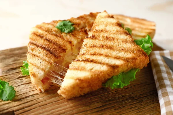 Смачні бутерброди з сиром на столі, крупним планом — стокове фото