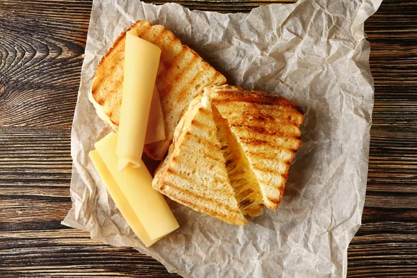 Sanduíches saborosos com queijo na mesa — Fotografia de Stock
