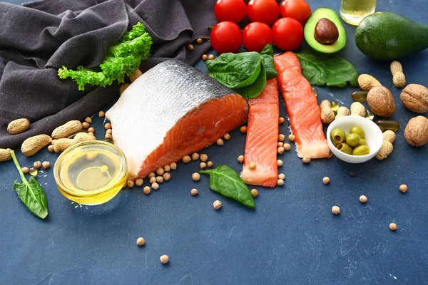 Gezonde producten rijk aan omega-3 op kleur achtergrond — Stockfoto