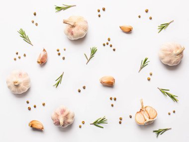 Taze sarımsak ve baharat beyaz arka plan üzerinde