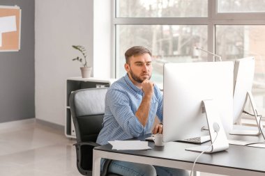 Ofiste çalışan erkek programcı