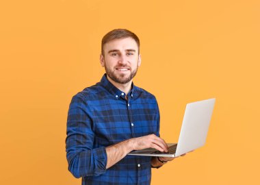 Renkli dizüstü bilgisayarı olan erkek programcı