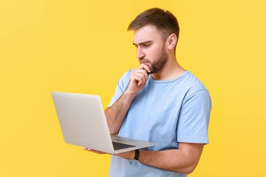 Renkli dizüstü bilgisayarı olan düşünceli programcı