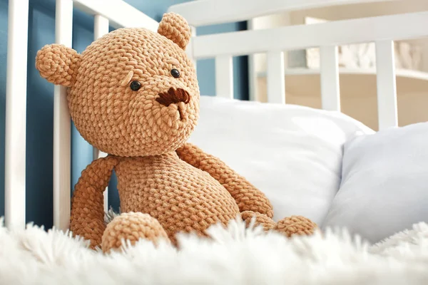 Милый игрушечный медведь в детской кроватке — стоковое фото
