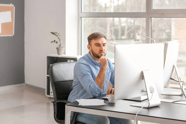 Programmeur masculin travaillant au bureau — Photo