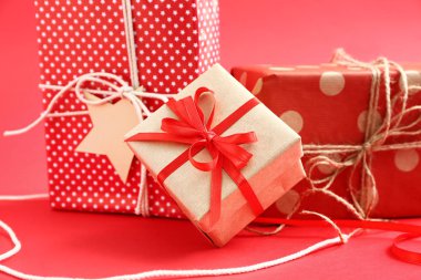 Renk arkaplan üzerinde paketlenmiş hediyeler