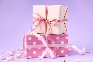 Renk arkaplan üzerinde paketlenmiş hediyeler