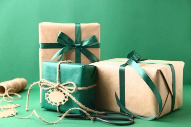 Renk arkaplan üzerinde paketlenmiş hediyeler