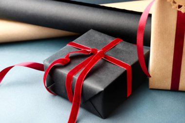 Gri arkaplanda paketlenmiş hediyeler