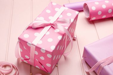 Tahta arka planda paketlenmiş hediyeler