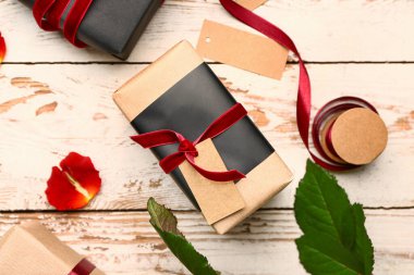 Tahta arka planda paketlenmiş hediyeler