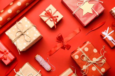 Renk arkaplan üzerinde hediyeleri olan kompozisyon