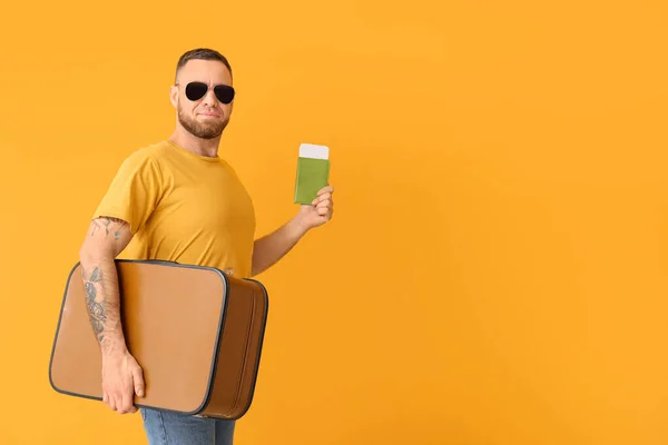 Male tourist with documents and luggage on color background — Stock Photo, Image