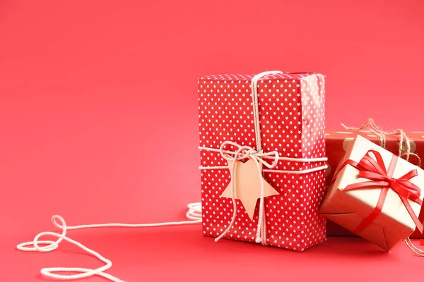 Renk arkaplan üzerinde paketlenmiş hediyeler — Stok fotoğraf