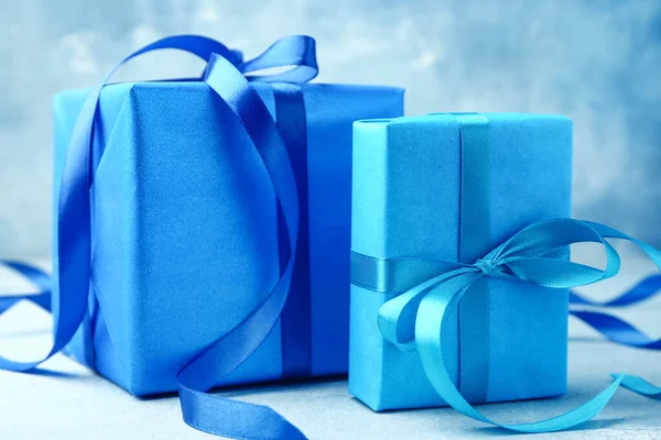 Verpackte Geschenke auf farbigem Hintergrund — Stockfoto