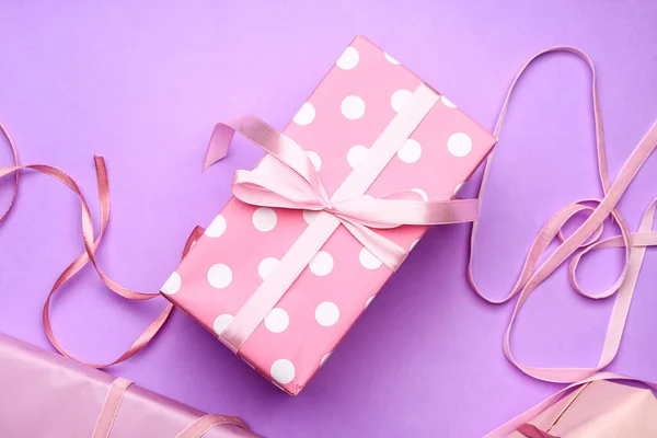 Renk arkaplan üzerinde paketlenmiş hediyeler — Stok fotoğraf