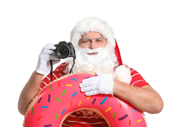 Weihnachtsmann mit Schwimmring und Fotokamera auf weißem Hintergrund. Urlaubskonzept — Stockfoto