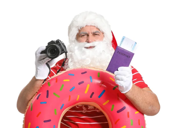 Weihnachtsmann mit Schwimmring, Dokumenten und Fotokamera auf weißem Hintergrund. Urlaubskonzept — Stockfoto
