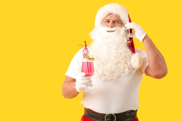 Санта-Клаус с коктейлем говорить по телефону на цветном фоне. Концепция отпуска — стоковое фото