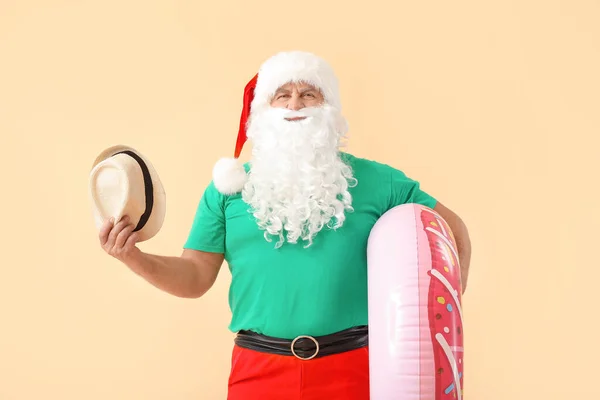 Papai Noel com anel de natação no fundo de cor. Conceito de férias — Fotografia de Stock