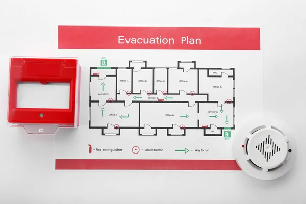 Plan de evacuación, detector de humo y punto de llamada manual sobre fondo blanco — Foto de Stock