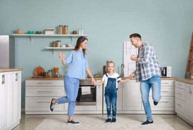 Mutfakta mutlu aile dansı