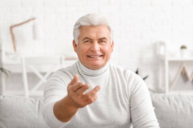 Son sınıf öğrencisiyle evde görüntülü konuşma.