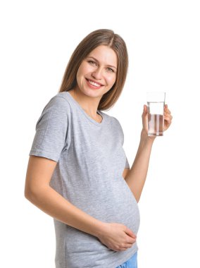 Beyaz arka planda bir bardak suyu olan güzel hamile bir kadın.