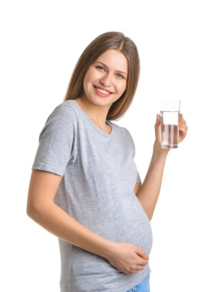 Mulher grávida bonita com vidro de água no fundo branco — Fotografia de Stock