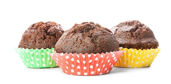 Muffins au chocolat savoureux sur fond blanc — Photo