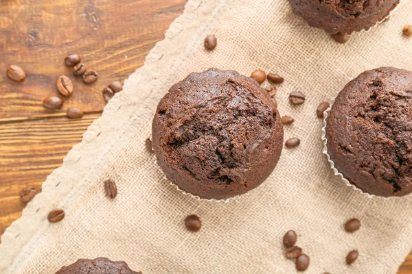 Leckere Schokoladenmuffins auf dem Tisch — Stockfoto