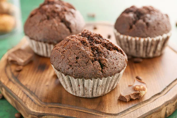 Leckere Schokoladenmuffins auf Holzbrett — Stockfoto