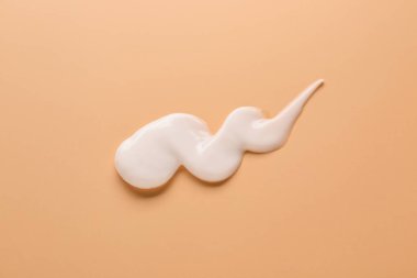 Renk arkaplanındaki krem örneği