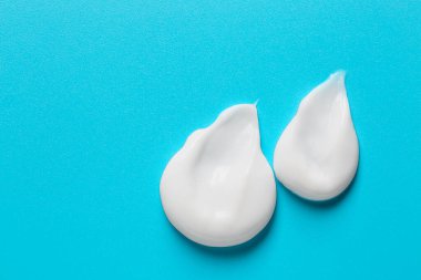 Renk arkaplanındaki krem örneği