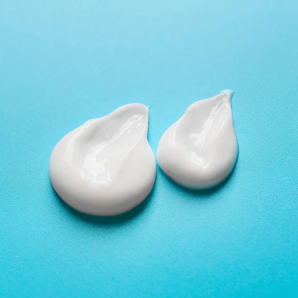 Sample of cream on color background — Stock Photo, Image