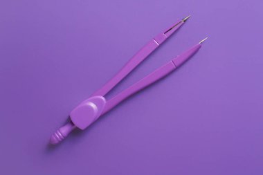 Renk arkaplanında bir çift pusula