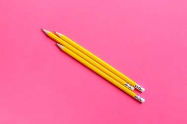 Renk arkaplanındaki sıradan kalemler