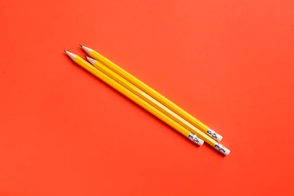 Gewöhnliche Bleistifte auf farbigem Hintergrund — Stockfoto