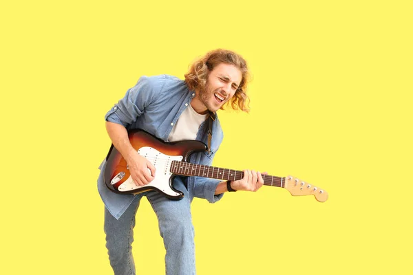 Man playing guitar on color background — Stock Photo, Image