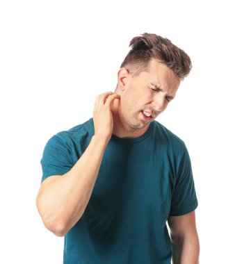 Beyaz arka planda alerjik bir adam var.