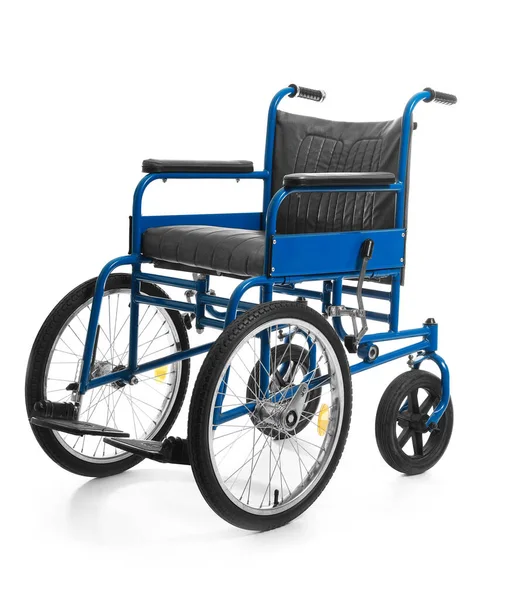 Leerer Rollstuhl isoliert auf weiß — Stockfoto