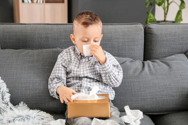 Ragazzino che soffre di allergia a casa — Foto Stock