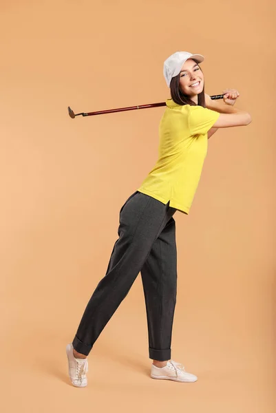 Hermosa golfista femenina sobre fondo de color —  Fotos de Stock