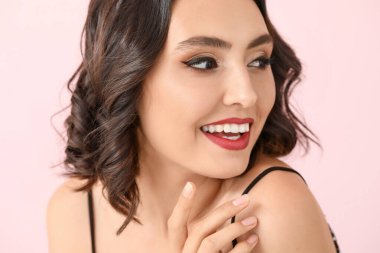 Renkli makyajlı güzel bir genç kadın.