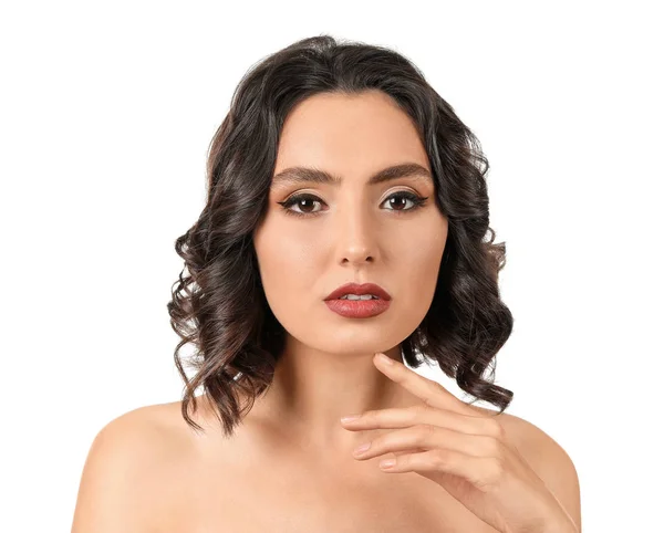 Piękna młoda kobieta ze stylowym makijażem na białym tle — Zdjęcie stockowe