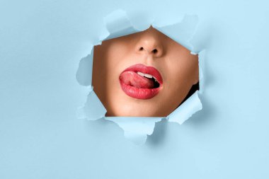 Renkli kağıt delik ile görünür güzel genç kadının yüzü