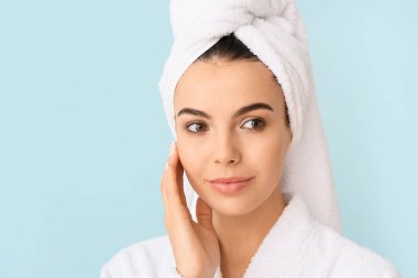 Bornozlu güzel bir kadın.